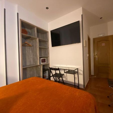 Hostal Las Fuentes (Adults Only) Madrid Exterior photo